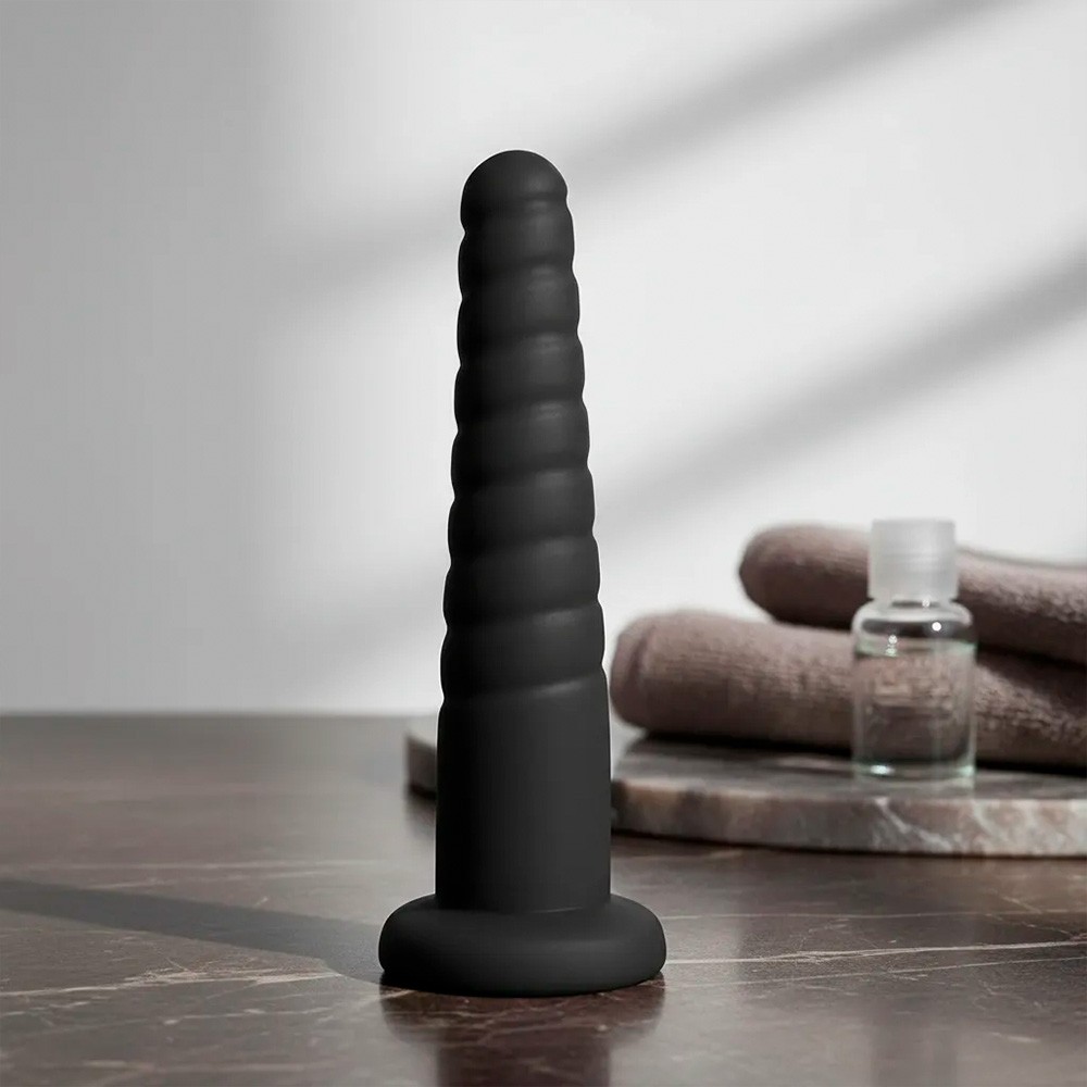Plug Anal Screw em PVC preto, em vista diagonal mostrando detalhes da textura em rosca, ideal para explora��o anal progressiva