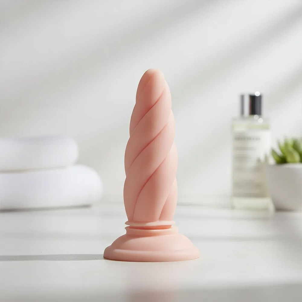 Plug anal Twister Bege em PVC flex�vel em contexto de uso ou ambienta��o suave