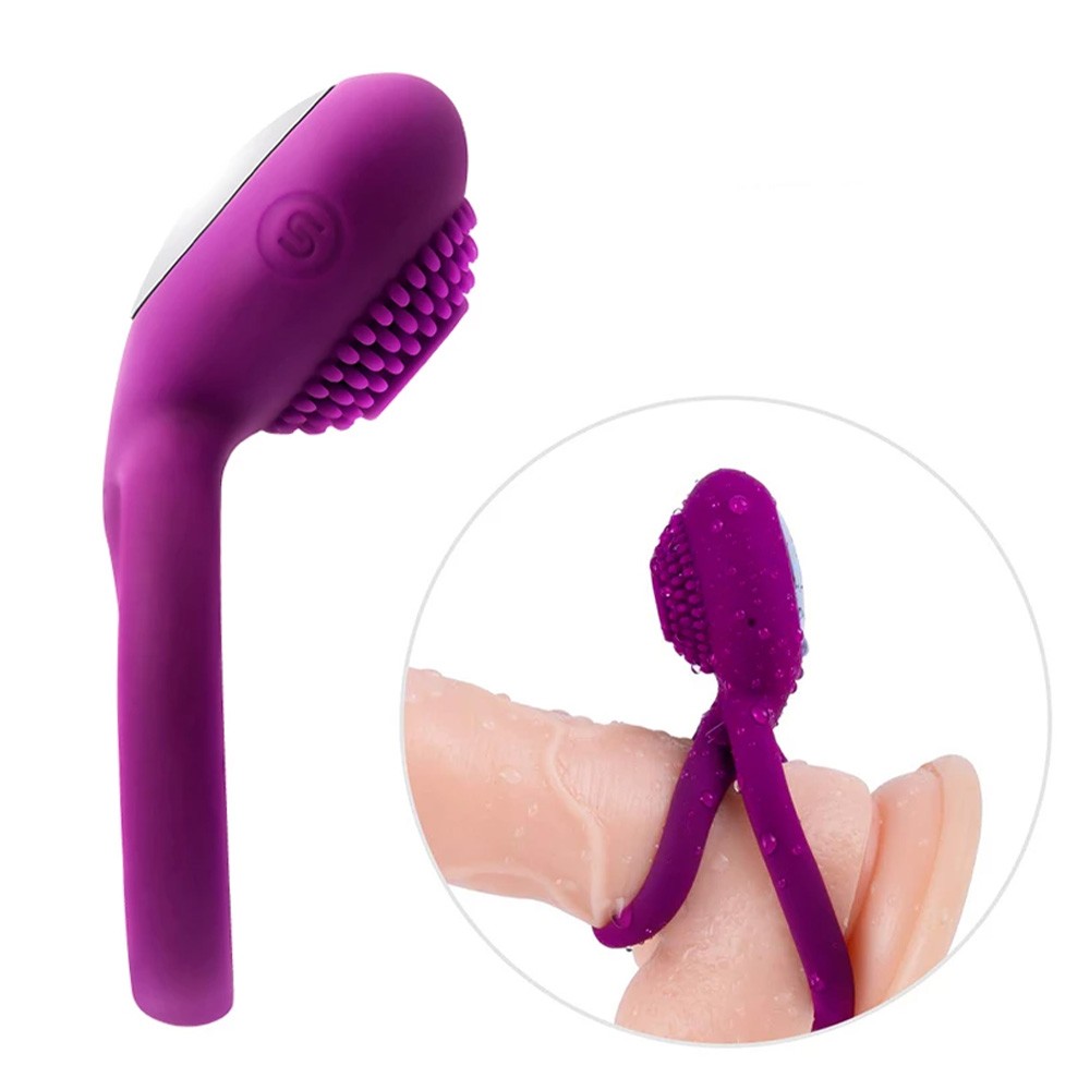 Anel Peniano em Silicone Tammy, P�nis e Escroto 5 Velocidades Roxo | Vista lateral do anel com destaque para o estimulador de clit�ris