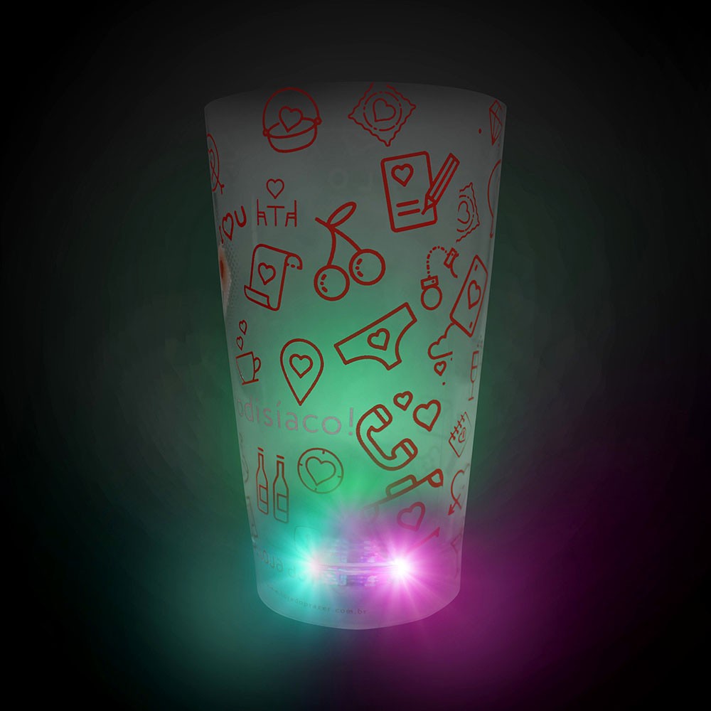 Copo em Acr�lico com LED e Desenho Cupido 500ml - imagem de pessoas brindando com os copos iluminados, criando um clima de festa e romance