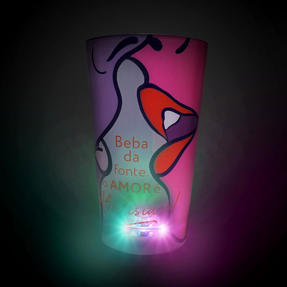 Copo em Acr�lico com LED e Desenho Boca 500ml em vista de perto do desenho vibrante na lateral do copo