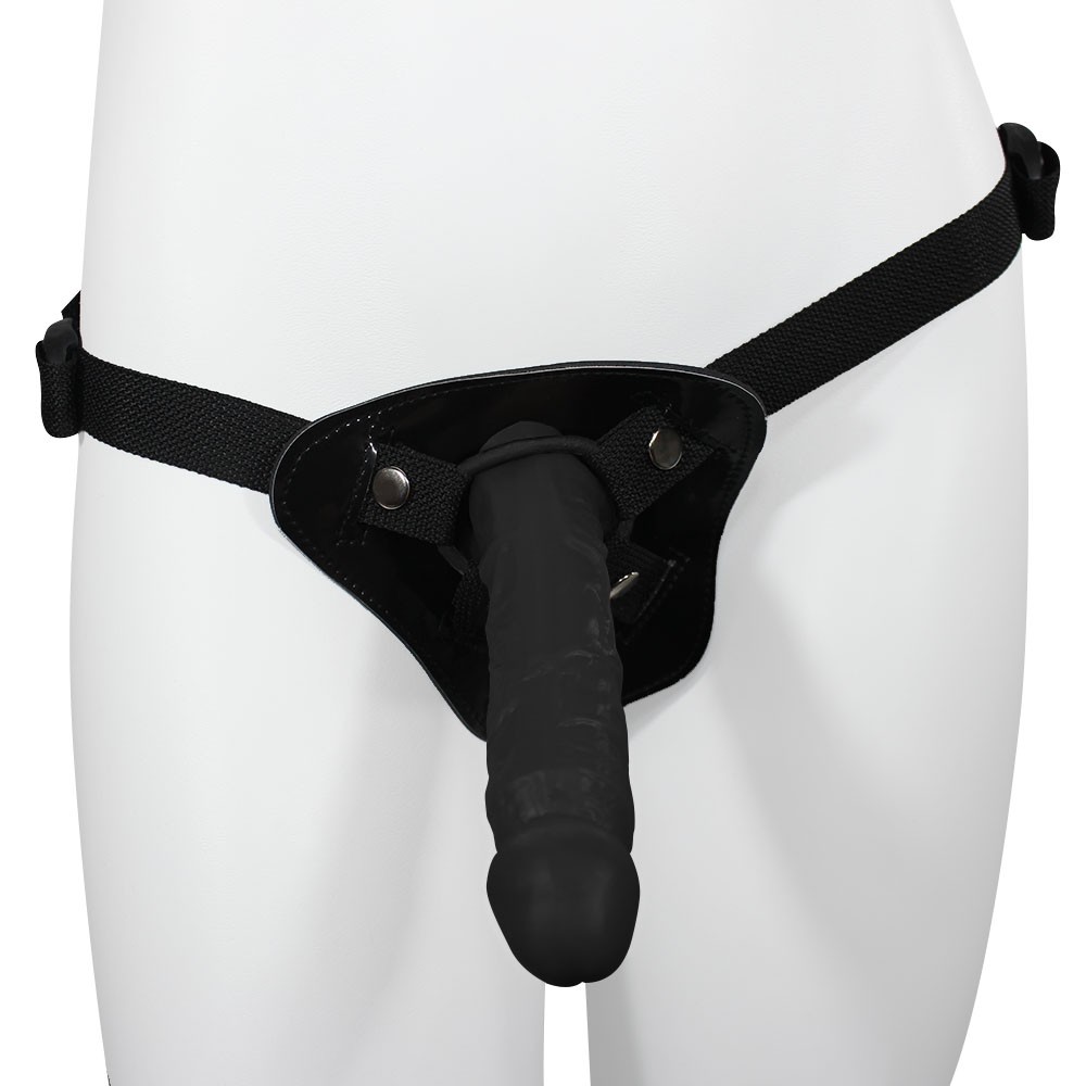 Cinta peniana Hermes ajust�vel com p�nis real�stico, vista frontal em manequim destacando o p�nis preto