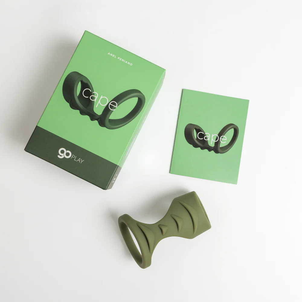 Anel Peniano Cape em Silicone, vista a�rea do produto e da embalagem, ambos na cor verde militar