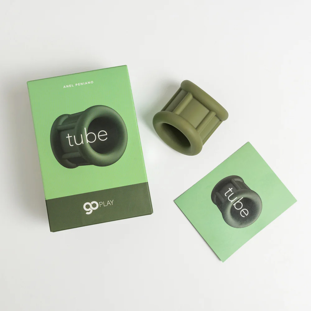 Anel peniano Tube em silicone verde militar e sua caixa, vista superior, mostrando os dois itens juntos