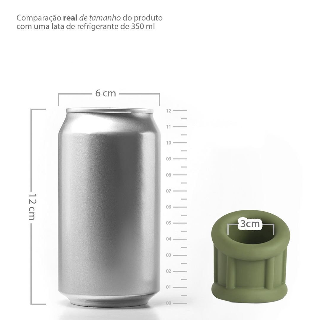 Anel peniano Tube em silicone verde militar sobre embalagem aberta, vista superior, destacando o contraste de cores