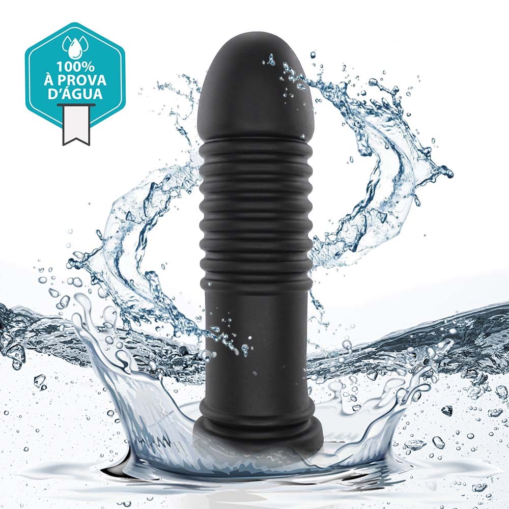 Plug Anal Mola preto sendo segurado por uma m�o, destacando o tamanho e a flexibilidade do material