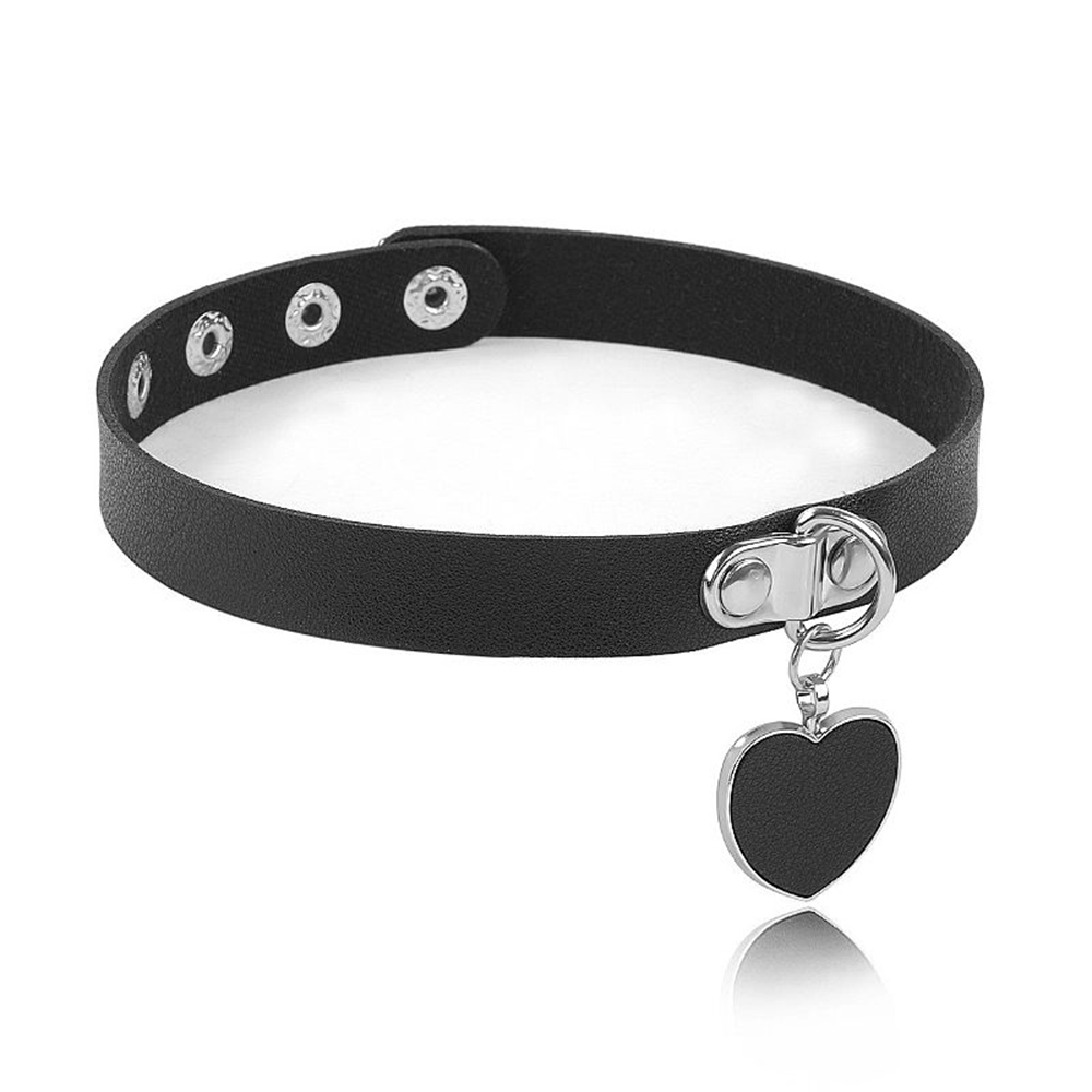 Coleira Choker preta em PU imitando couro com pingente de cora��o e ajuste de bot�es, vista em um fundo branco