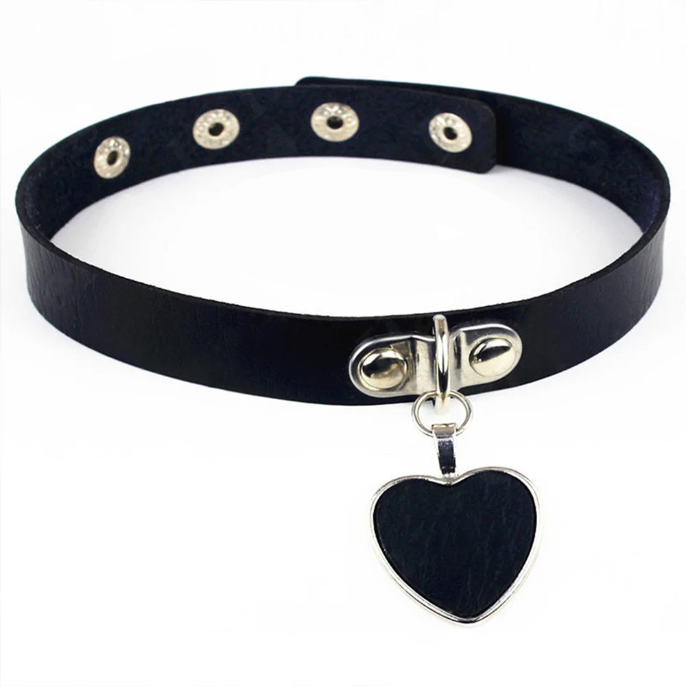 Vista superior da Coleira Choker preta em PU com pingente de cora��o, mostrando os bot�es de ajuste e a textura do material