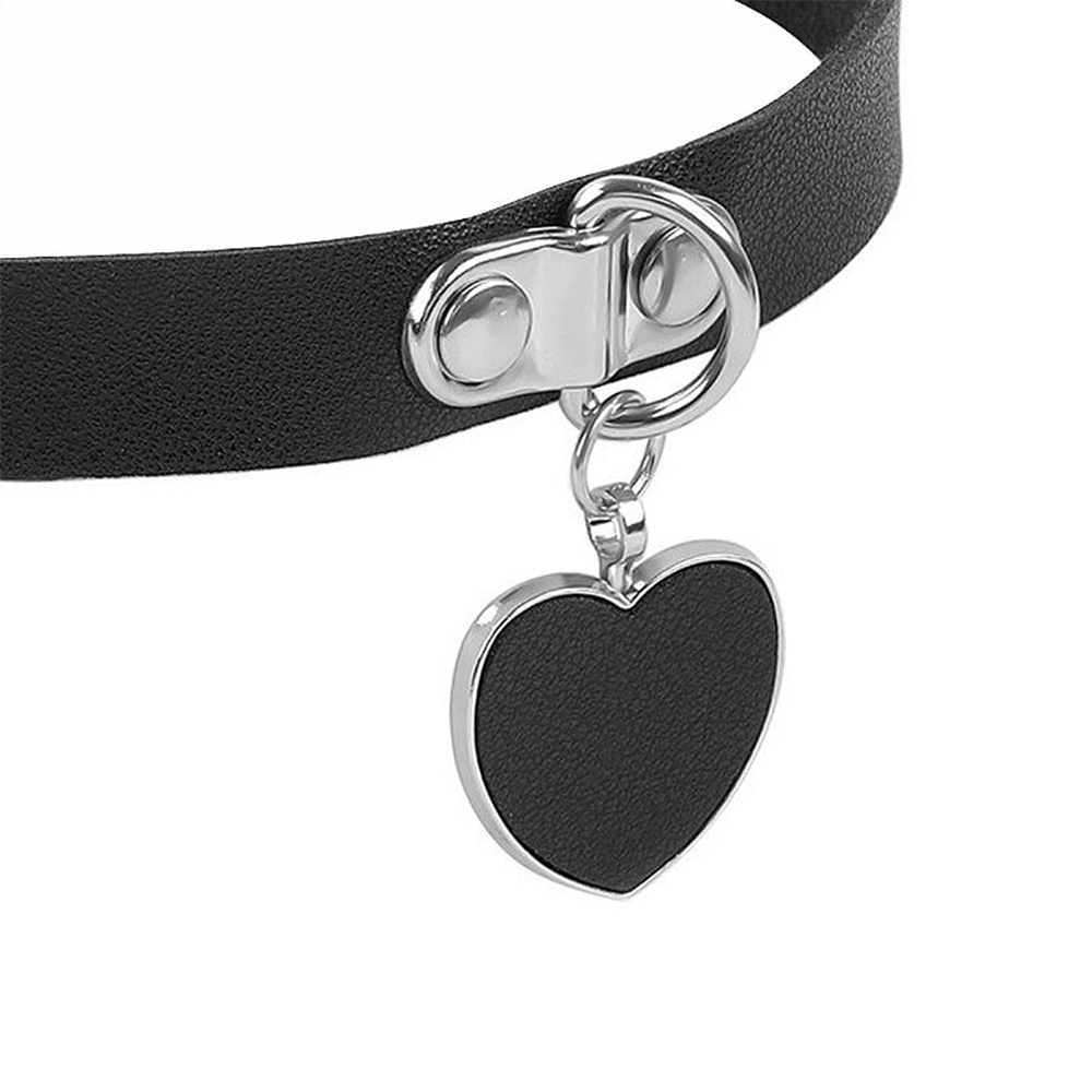 Close da Coleira Choker em PU preta em um fundo branco, mostrando a textura do material e a forma do pingente de cora��o