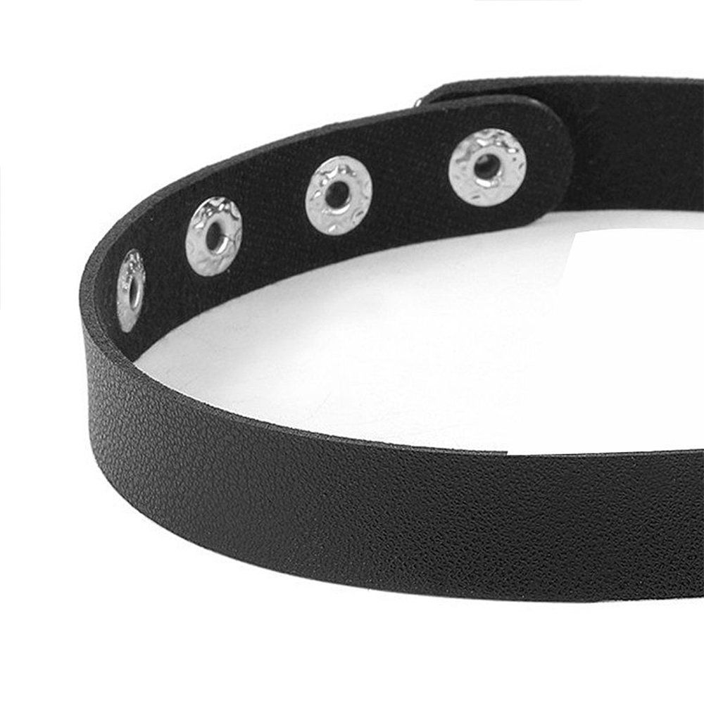 Vista interna da Coleira Choker preta, mostrando a superf�cie lisa do PU e a sequ�ncia de bot�es para ajuste