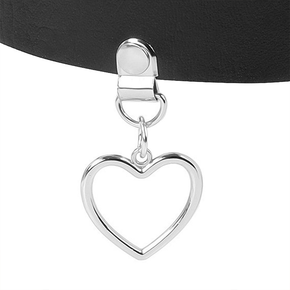 Close no pingente de cora��o em metal prateado da coleira choker preta, destacando o detalhe do fecho e a textura do PU