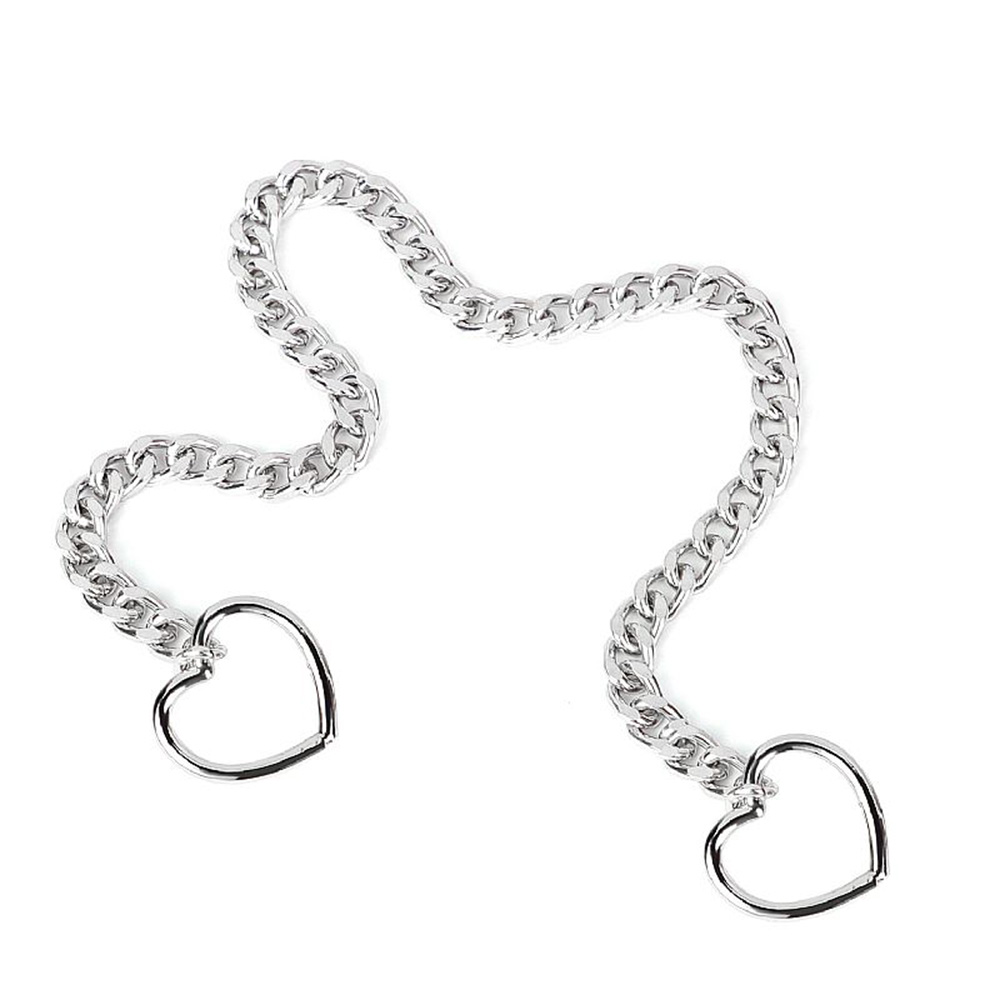 Detalhe do fecho da coleira social em metal com cora��es, mostrando a corrente ajust�vel
