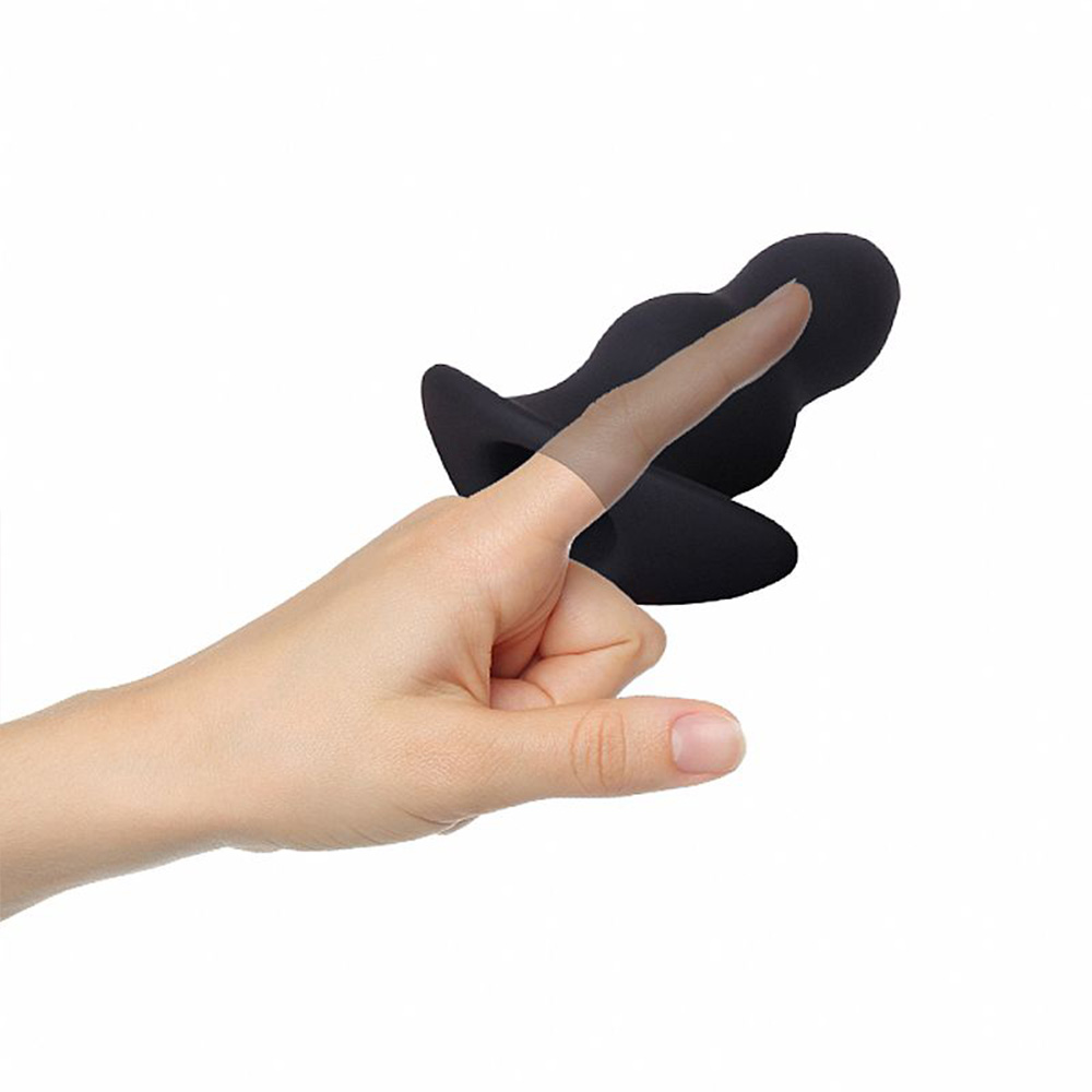 M�o de perfil segurando o Plug Anal Graduado Oco de Silicone Preto, mostrando a flexibilidade do material