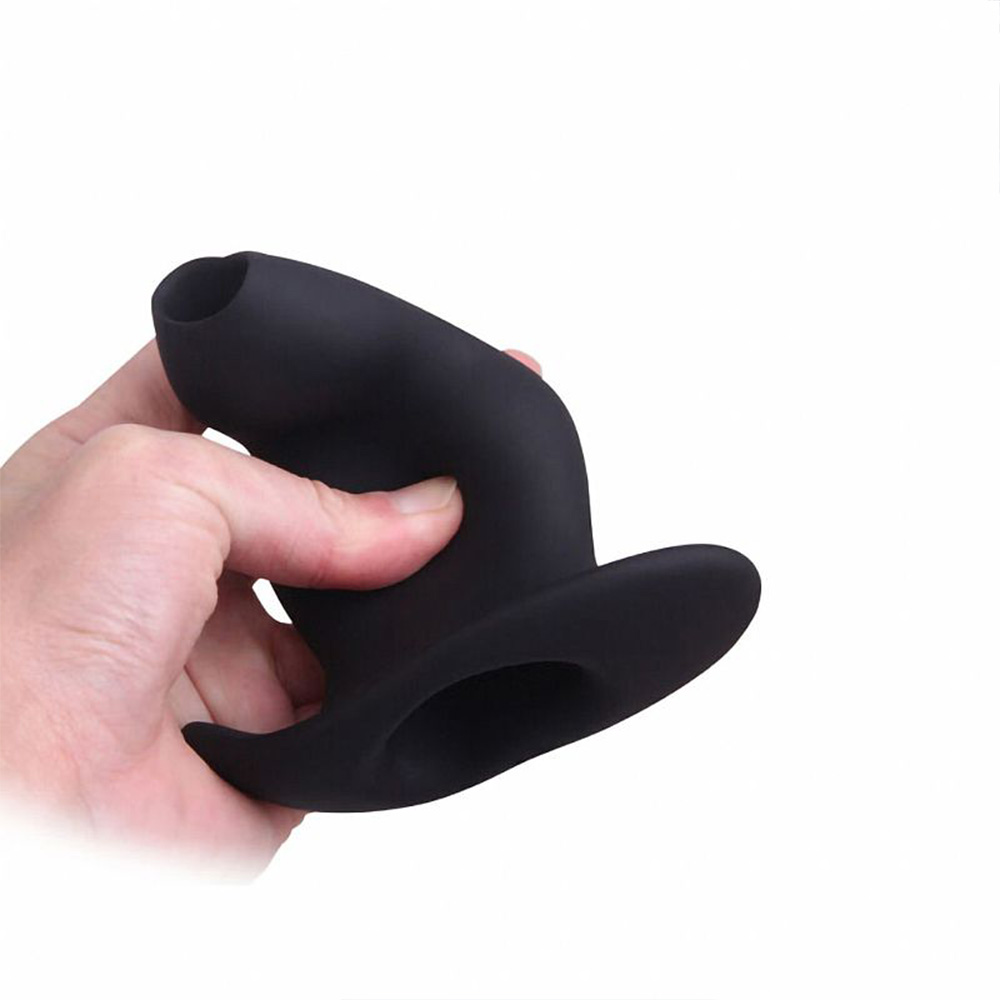 M�o segurando o Plug Anal Graduado Oco de Silicone Preto, mostrando a curvatura ergon�mica e a abertura para inser��es