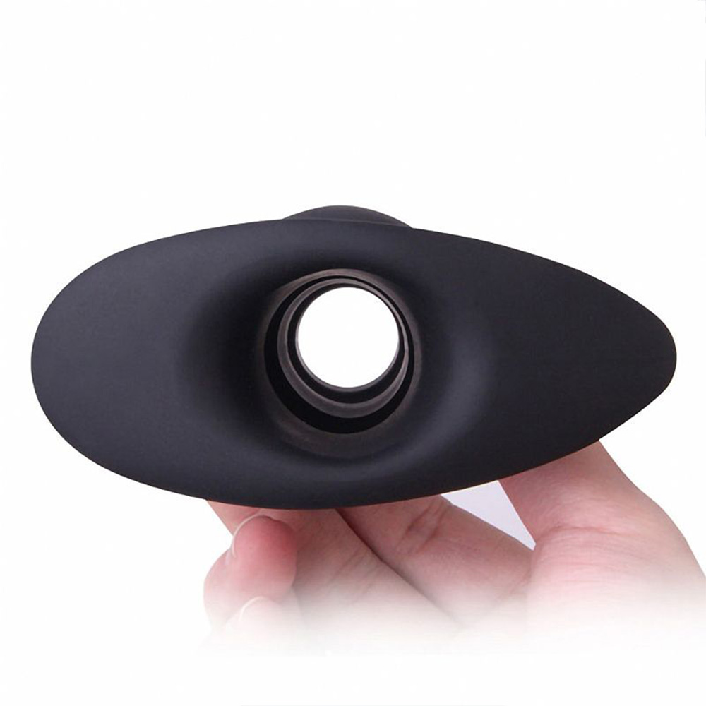 Vista superior do Plug Anal Graduado Oco de Silicone Preto com um dedo simulando uma inser��o, destacando a abertura interna