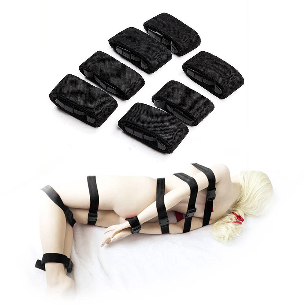 Kit de 7 cintos de imobiliza��o BDSM pretos em nylon, ao lado de manequim com aplica��o dos cintos