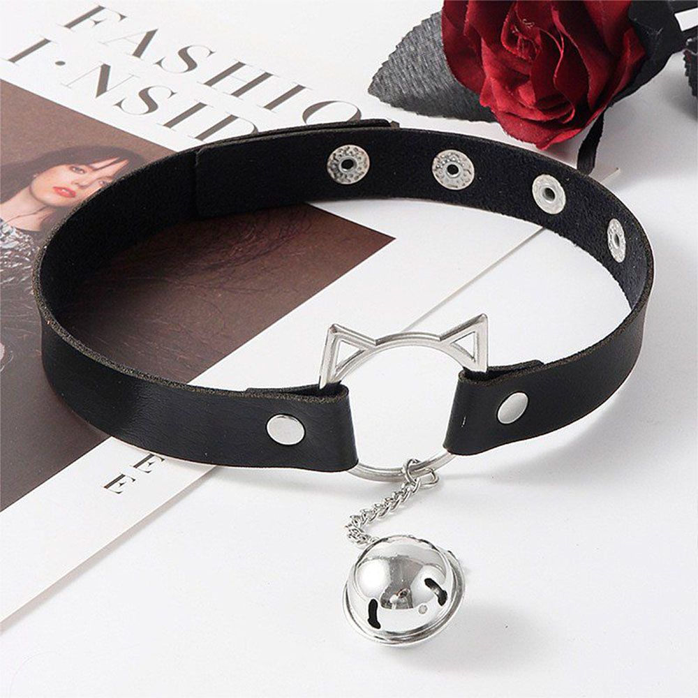 Coleira choker catgirl preta em imita��o de couro com sino em ambiente decorado