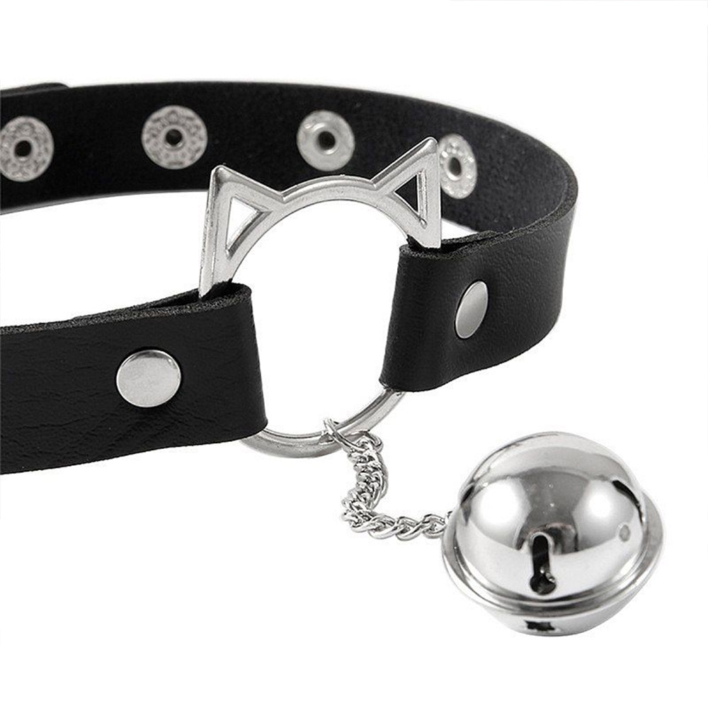 Close no detalhe do pingente de sino e argola de orelhas de gato na coleira choker preta