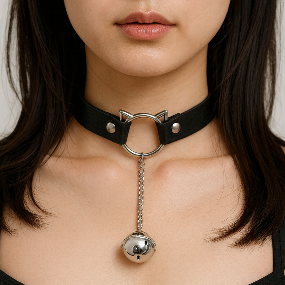 Vista lateral da coleira choker catgirl preta com regulagem e ilh�s em PU