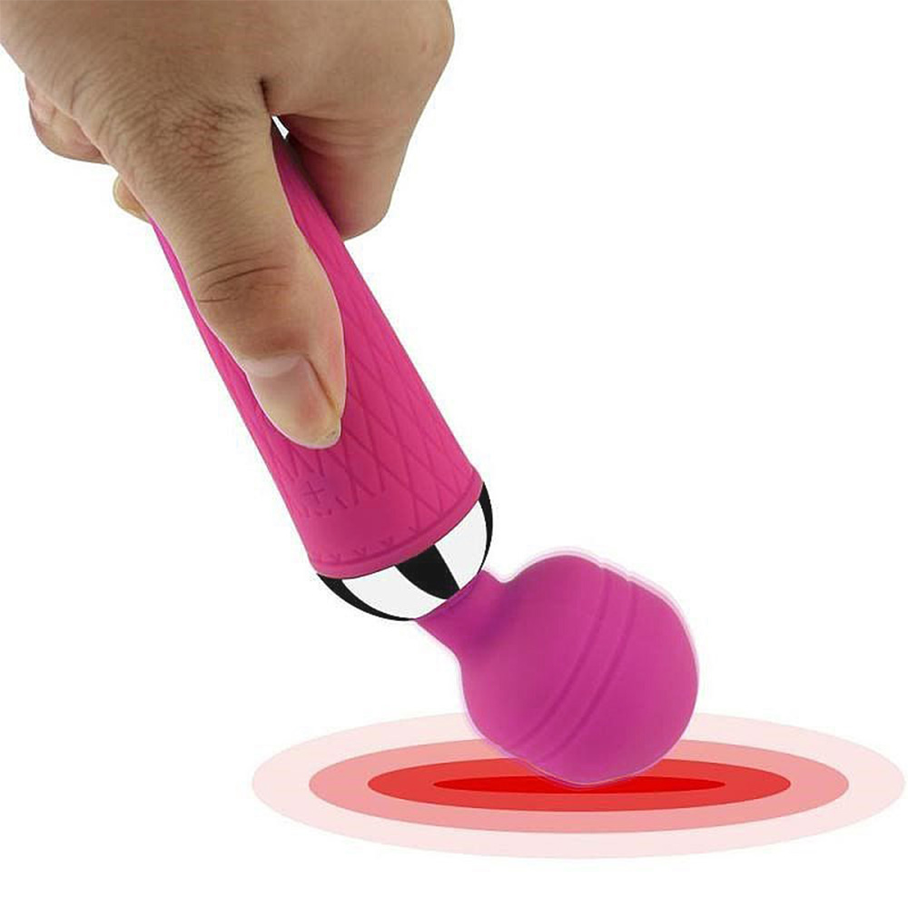 M�o segurando o massageador er�tico Pima Pink, com a cabe�a apontada para uma �rea de estimula��o (ilustrativo)