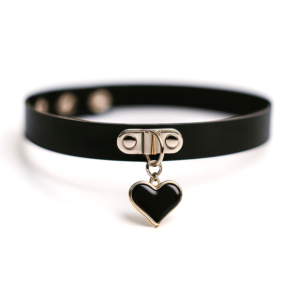 Coleira Choker Preta com Pingente de Cora��o em PU em fundo branco, destacando o ajuste em bot�es e o design elegante