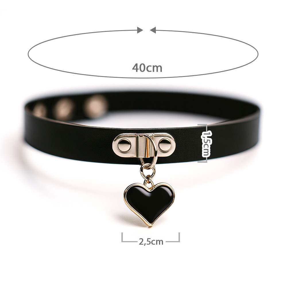 Detalhe do pingente de cora��o dourado com esmalte preto na Coleira Social Choker, mostrando o design e a qualidade