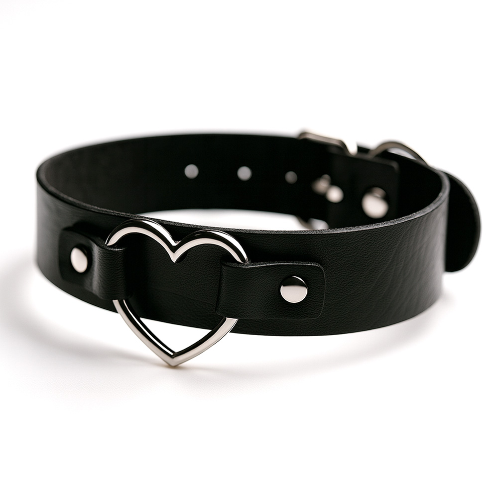 Coleira Social Choker preta com cora��o de metal, vista lateral mostrando a fivela de ajuste