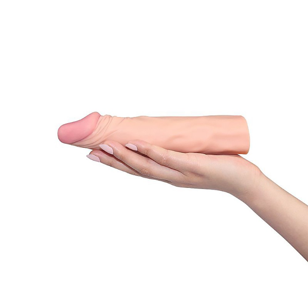 Capa Peniana sem Vibrador em Cyberskin 19 x 3,8 Pleasure X-Tender Series Bege | detalhe do anel escrotal integrado � capa peniana evidenciando base firme e estabilidade durante o uso