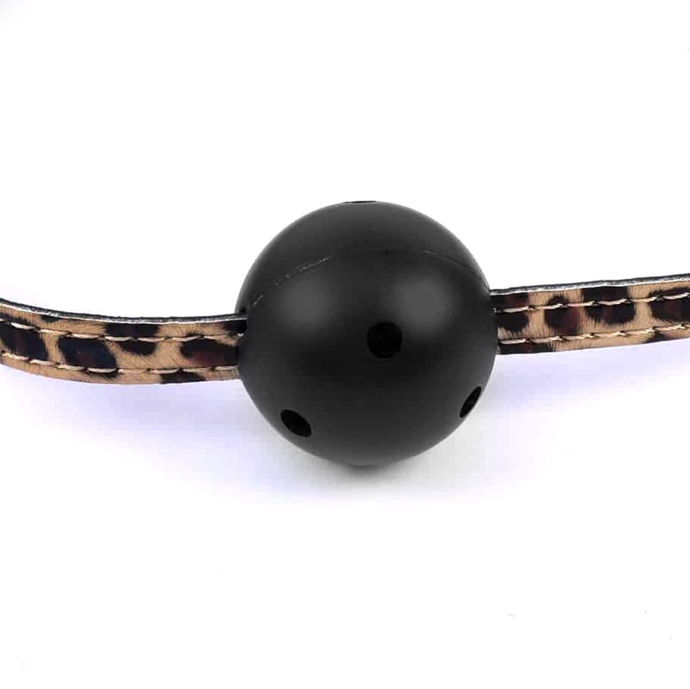 Close-up da bola preta da morda�a de oncinha com orif�cios para respira��o e as tiras em PU
