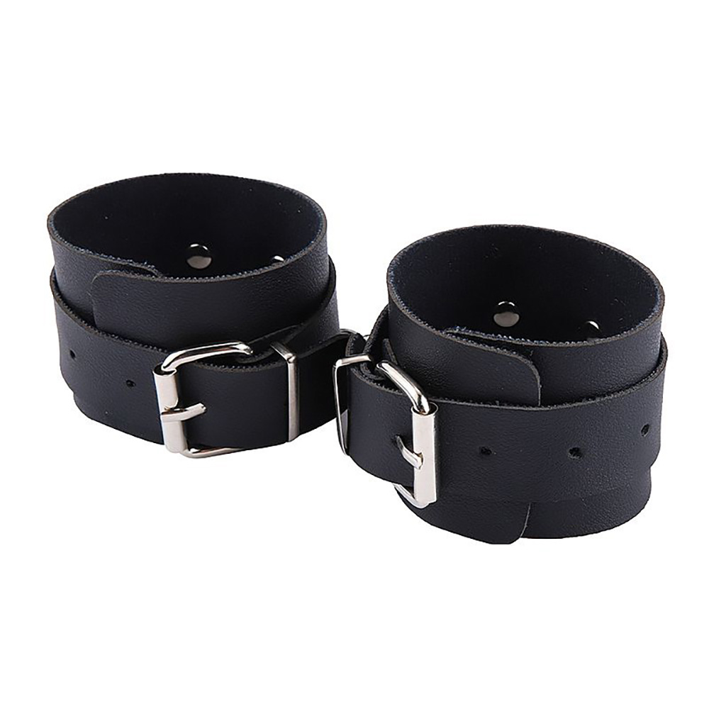 Kit Bondage com 7 Itens Preto - Close-up das algemas de punho conectadas por corrente, com fivela ajust�vel
