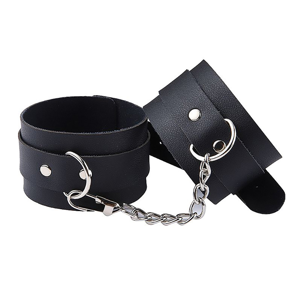 Kit Bondage com 7 Itens Preto - Detalhe das algemas de punho com fivelas prateadas e correntes de conex�o