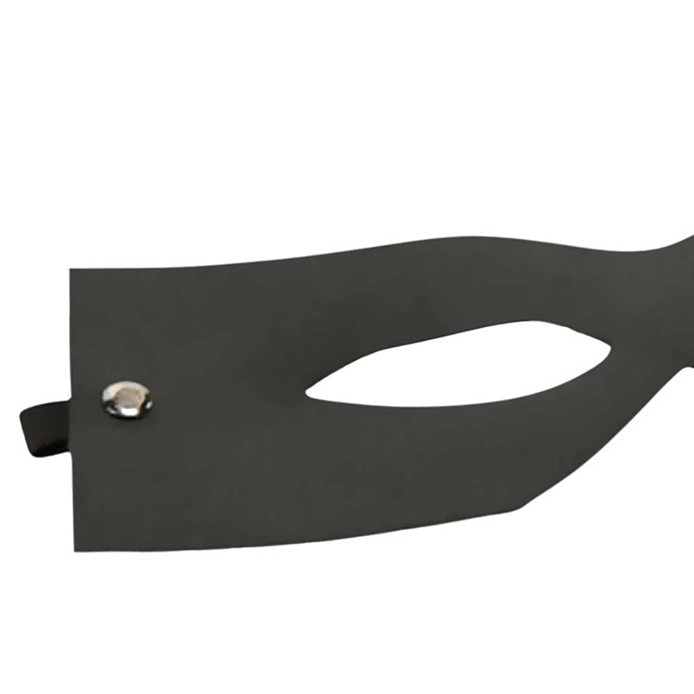Detalhe do material de courvin e rebite de metal na lateral da m�scara