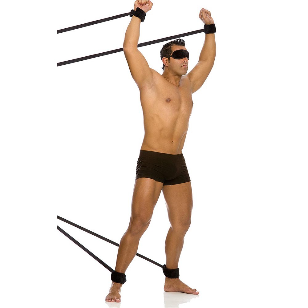 Detalhe de uma amarra do Kit Bondage em uso no pulso, mostrando a fixa��o suave e o material aveludado
