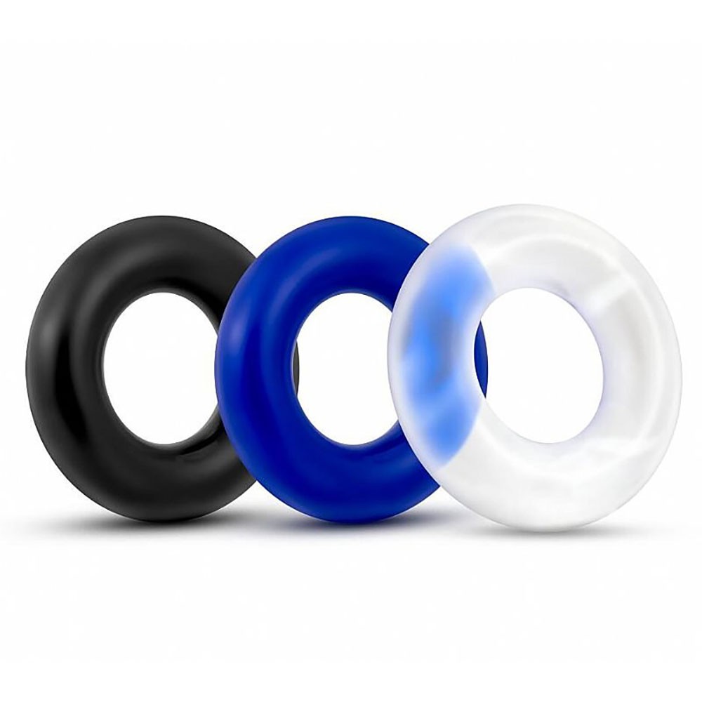 Tr�s an�is penianos Mega Ring em silicone nas cores preto, azul e branco (transl�cido), alinhados em perspectiva