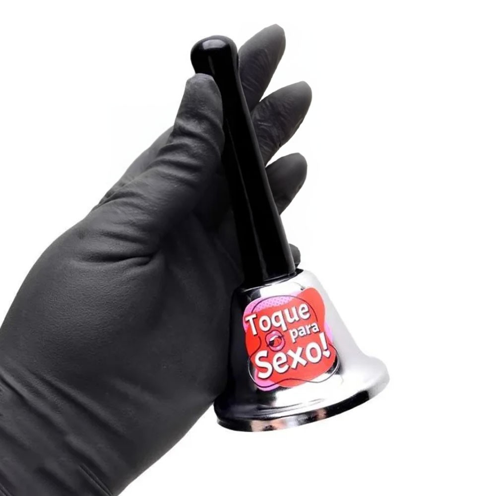 Jogo de Sexo Sino Er�tico em Metal e ABS Prata sendo segurado por uma m�o enluvada, demonstrando o tamanho real do item