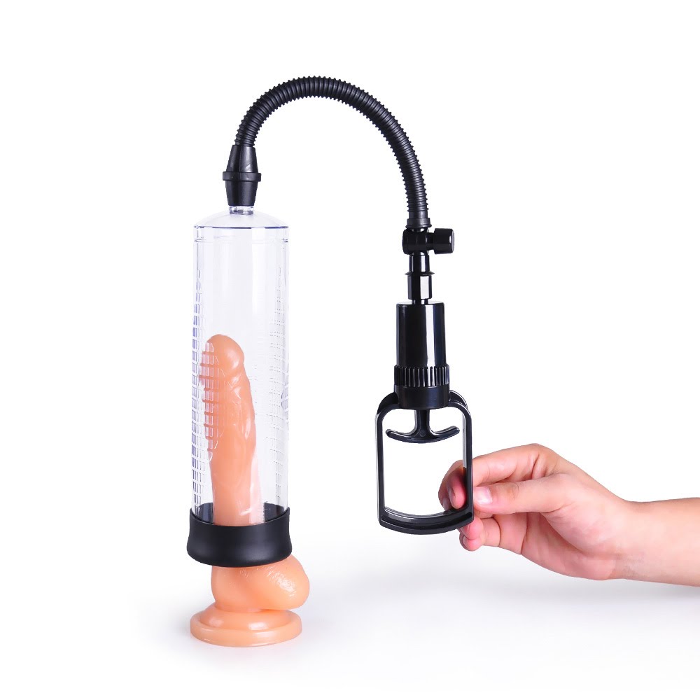 Homem segurando o cilindro transparente da bomba peniana Power Pump Plus Manual e o anel de silicone