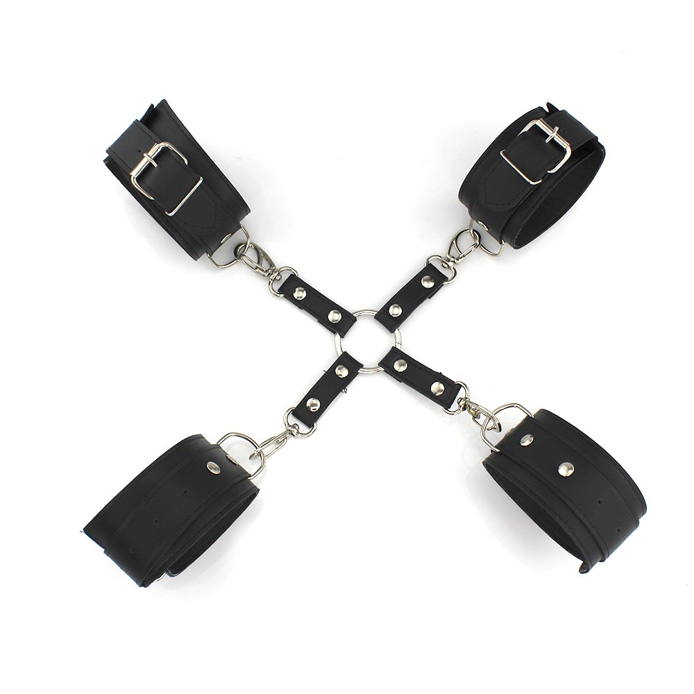 Kit Bondage 2: Algema e Tornozeleira em X com Mosquet�o em PU (Imita��o de Couro) Preto | Kit de bondage aberto mostrando o material PU e os detalhes