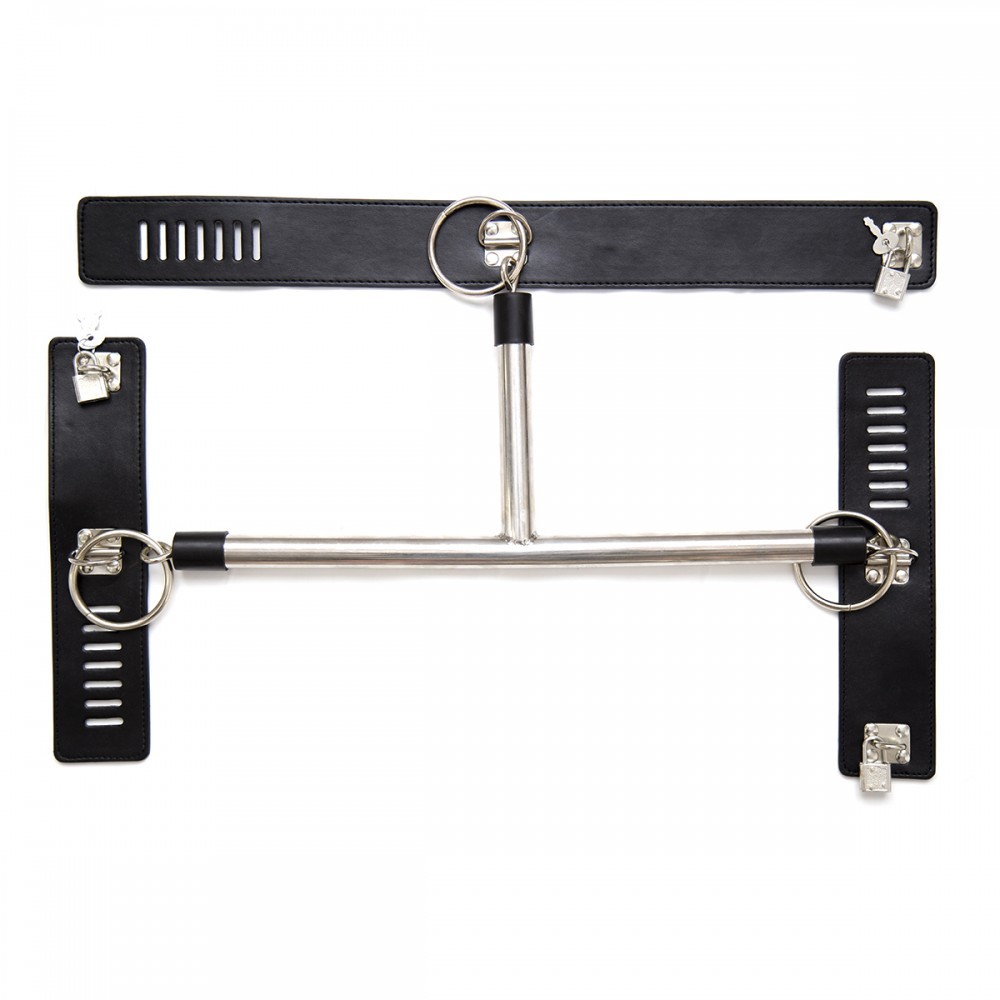 Kit Bondage Coleira com Algemas em PU e Barra de Restri��o em Metal Preto, vista de cima do conjunto montado, mostrando a coleira, as duas algemas e a barra de metal prontas para uso