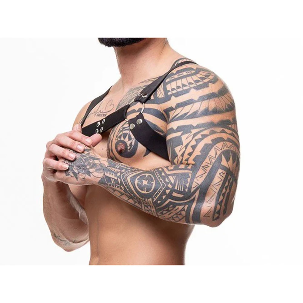 Harness Arreio Masculino em El�stico com Rebites e Argolas Preto em vista lateral, exibindo ajuste perfeito ao corpo masculino