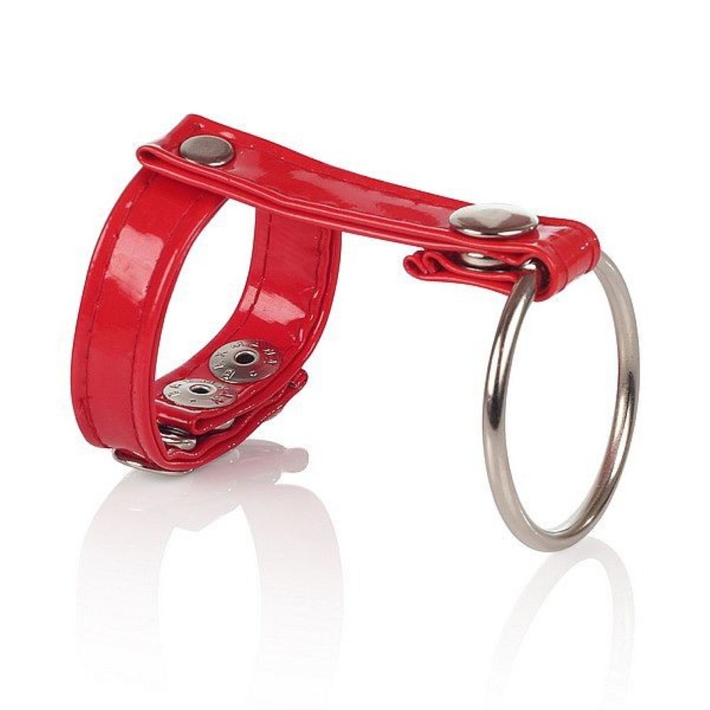 Anel para P�nis e Escroto em Vinil e PU Vermelho, detalhe da constru��o com argola met�lica e fechos de press�o