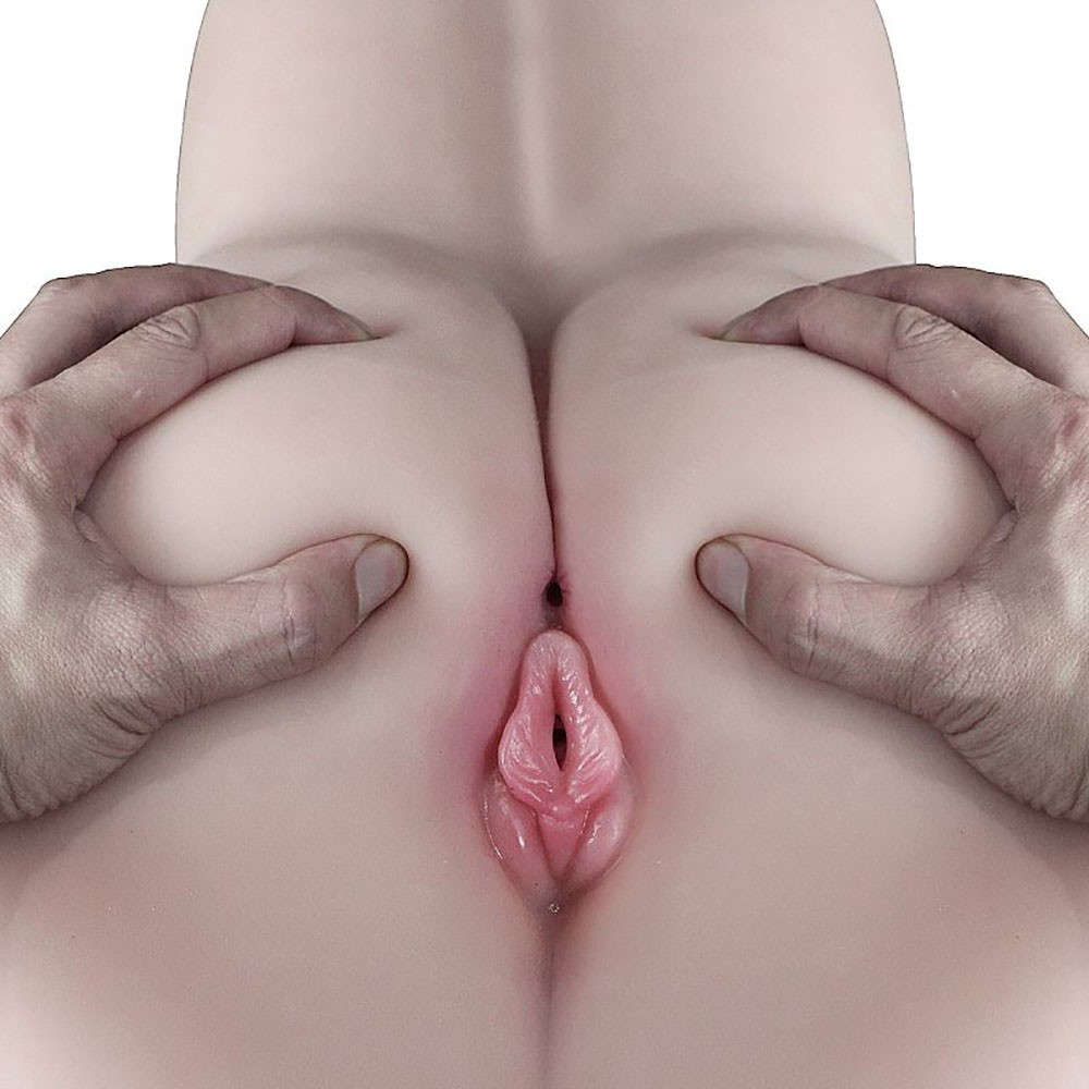 M�os separando as n�degas do masturbador masculino, revelando detalhes realistas da vagina e do �nus