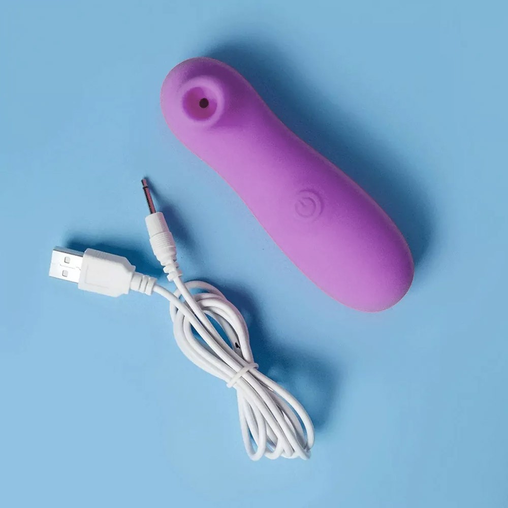 Pulsador de Clit�ris Sofie roxo em vista lateral levemente angulada, destacando o bocal com ranhuras internas para suc��o