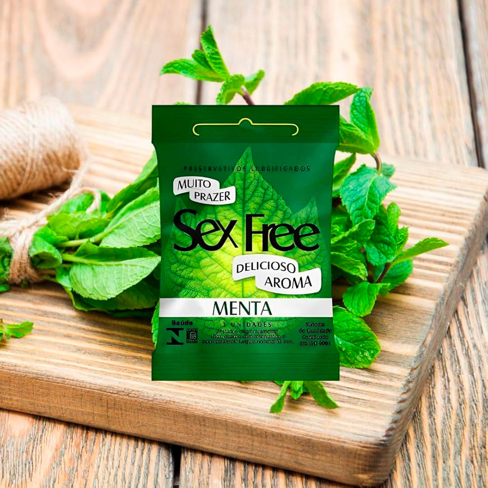 Preservativo Sex Free aroma menta em embalagem com folha de menta fresca ao lado, ambienta��o em madeira
