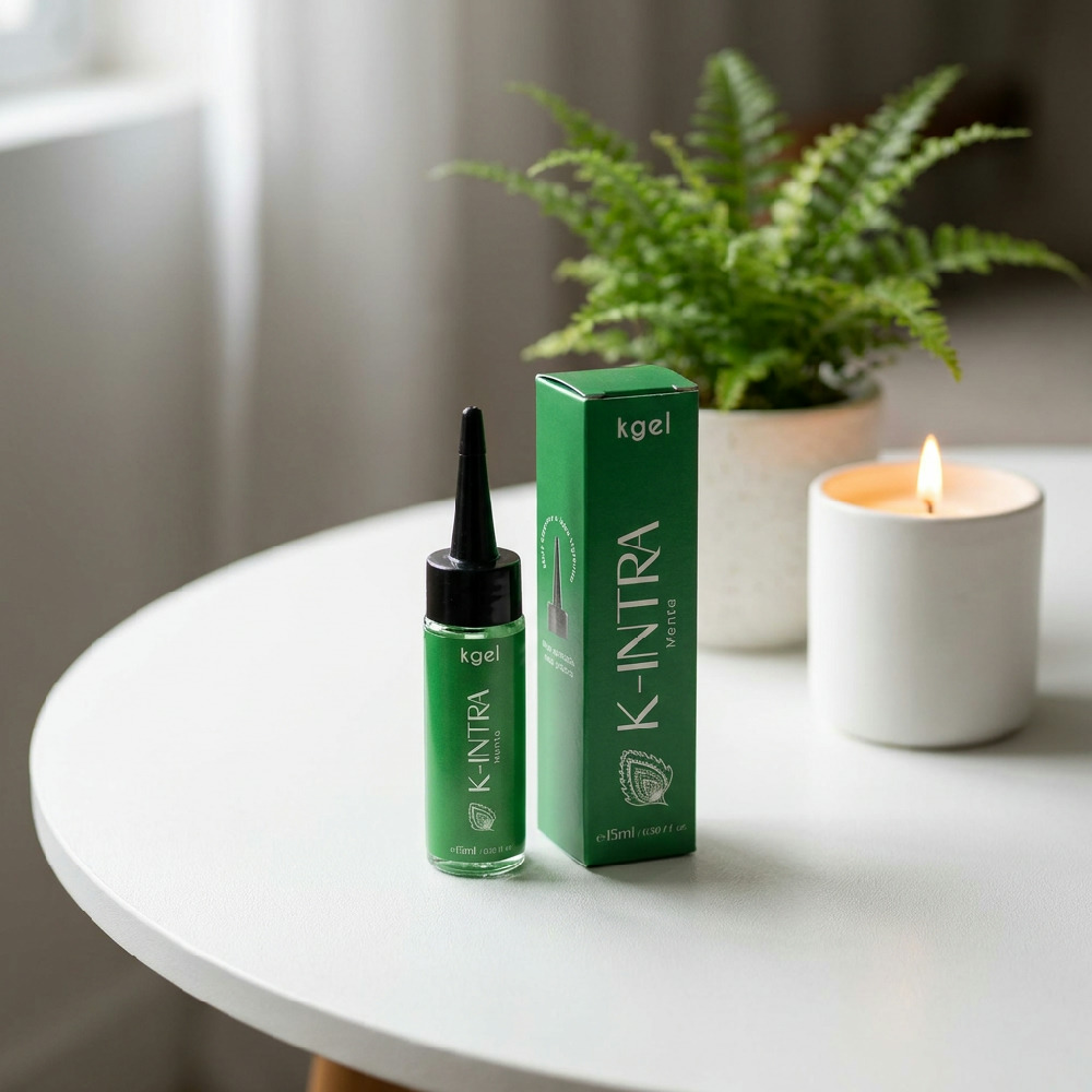 Gel Lubrificante K-Intra Menta 15ml, frasco e caixa em ambiente aconchegante com planta e vela