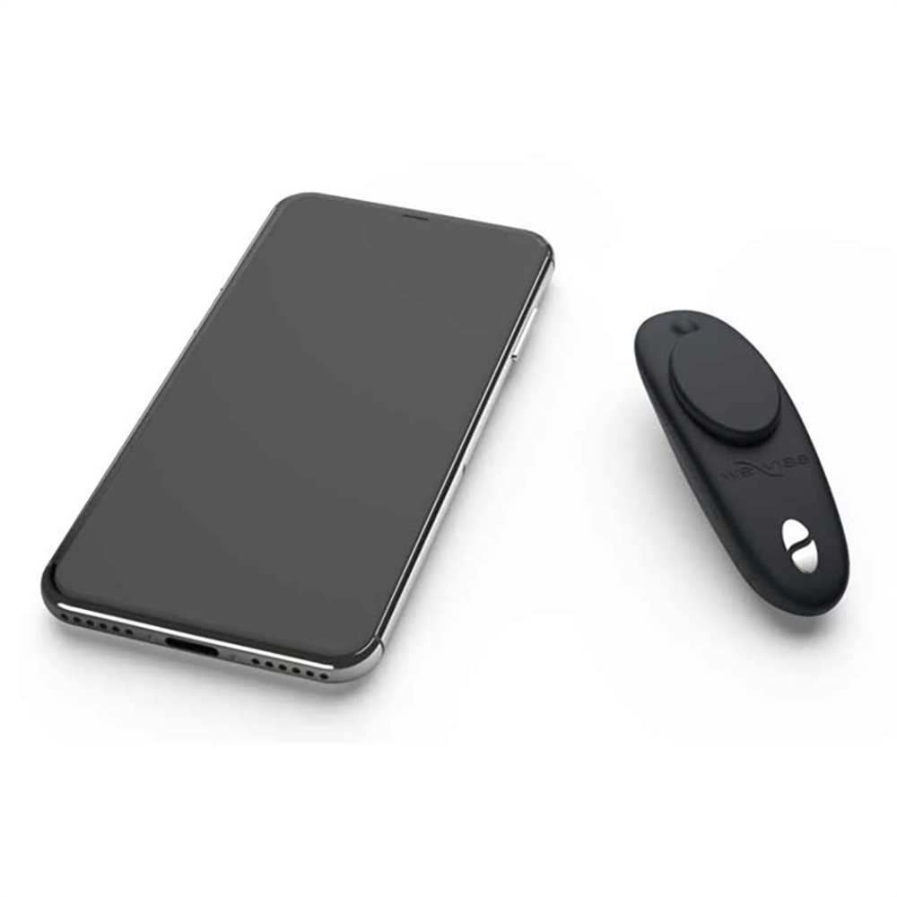 Vibrador Moxie by We-Vibe Preto ao lado de um smartphone, demonstrando compatibilidade e controle via app