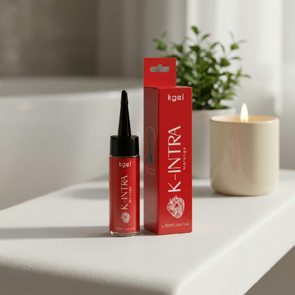 Gel K-Intra Morango 15ml em frasco e caixa em um ambiente relaxante com planta e vela