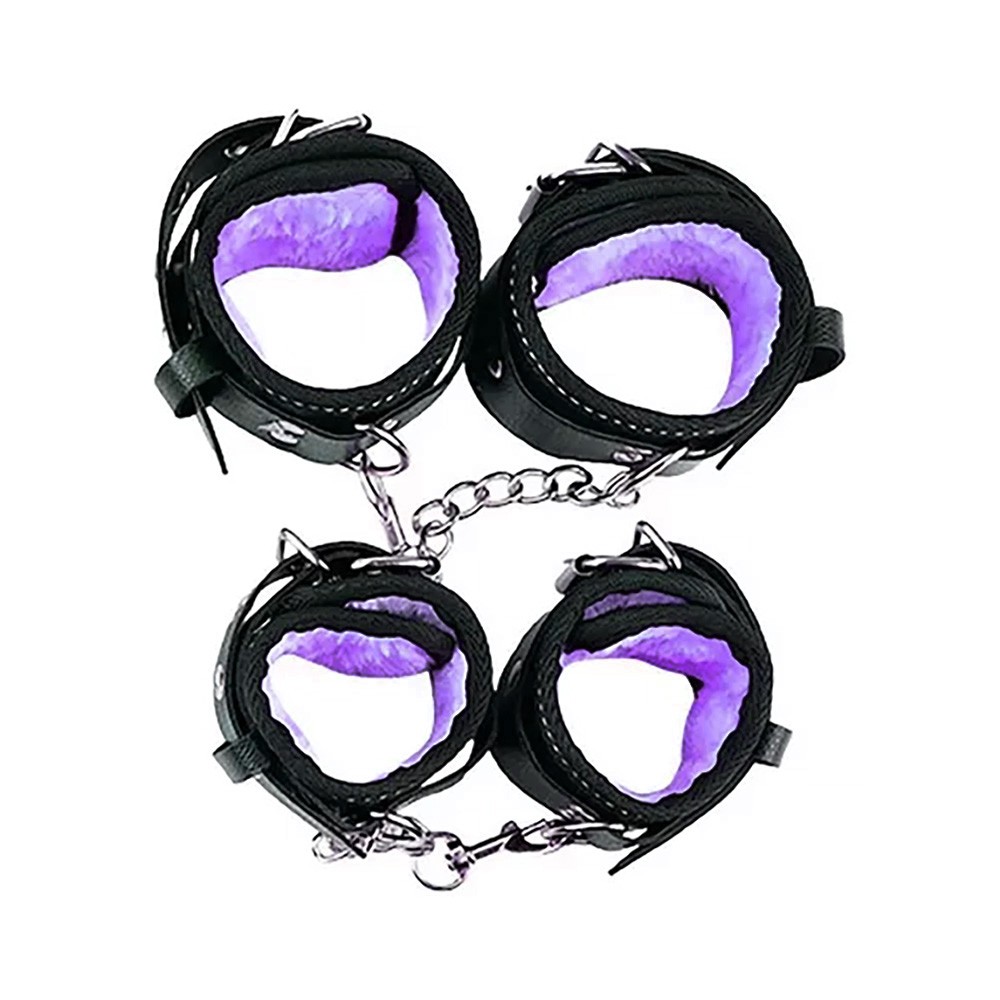 Detalhe das algemas e tornozeleiras do kit bondage 7 pe�as, com forro roxo e corrente met�lica conectando as pe�as