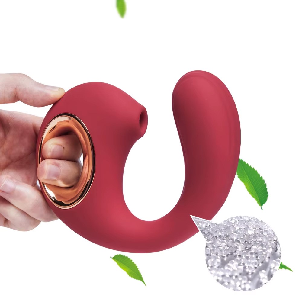 Vibrador Snail 2 sendo segurado, mostrando o silicone macio e o acabamento premium, com bolinhas de silicone para ilustra��o do material