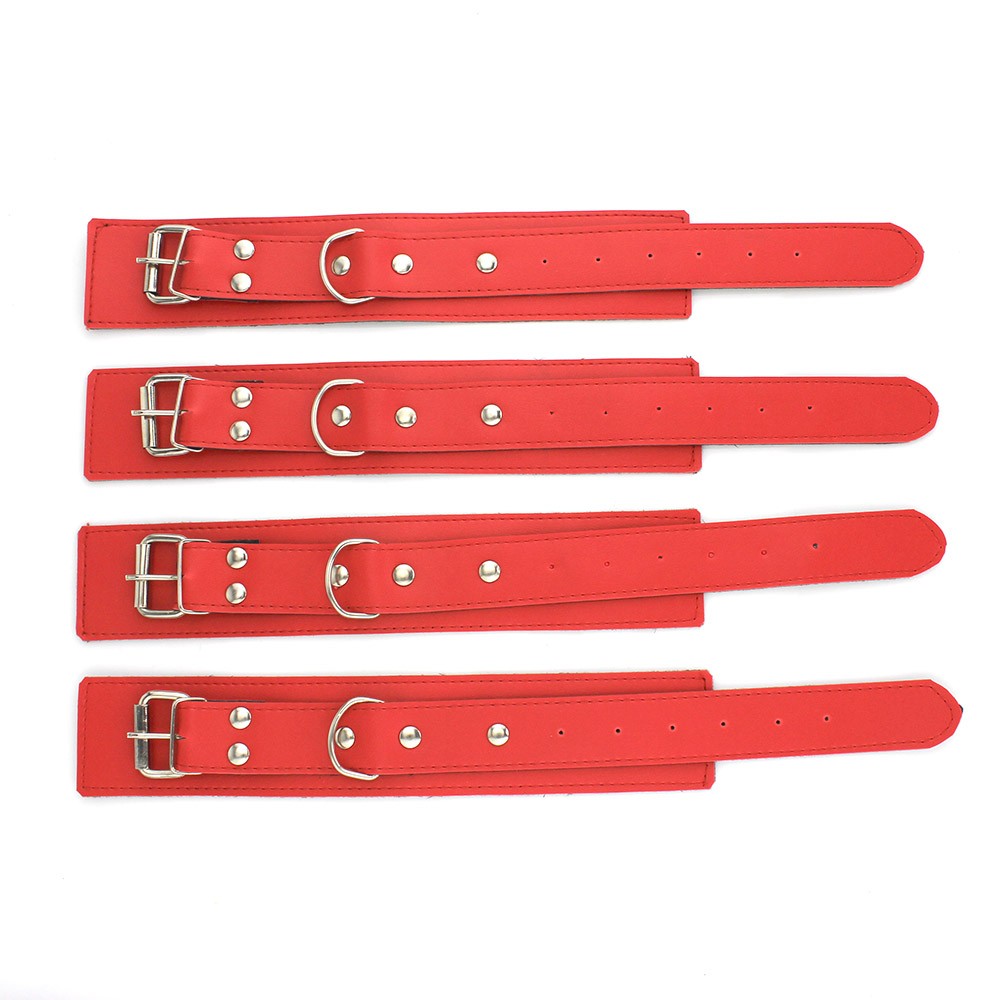 Conjunto de quatro pe�as (algemas e tornozeleiras) do kit bondage em PU vermelho, dispostas abertas em fundo branco