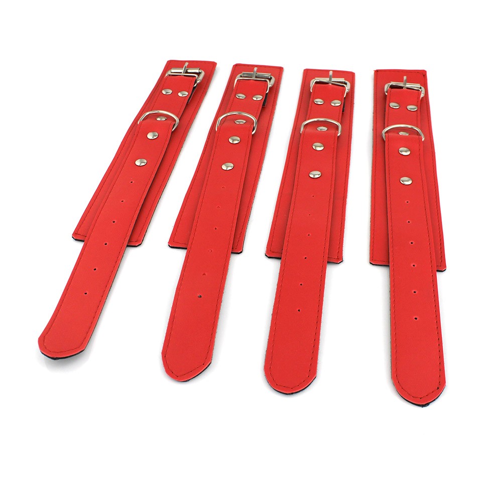 Kit completo de algema e tornozeleira em PU vermelho com mosquet�es, disposto de forma organizada em fundo branco